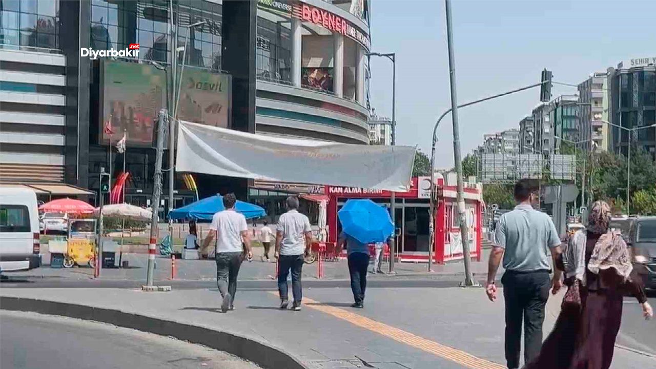 Diyarbakır’da kavurucu sıcağa karşı şemsiyeli önlem