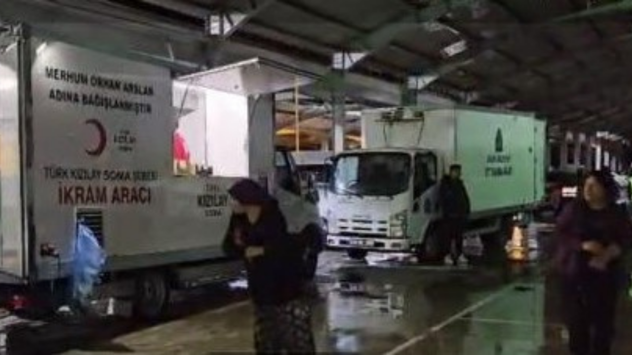 Balıkesir Sındırgı’da deprem korkusu sağanakla birleşti: Vatandaşlar geceyi sokakta geçirdi