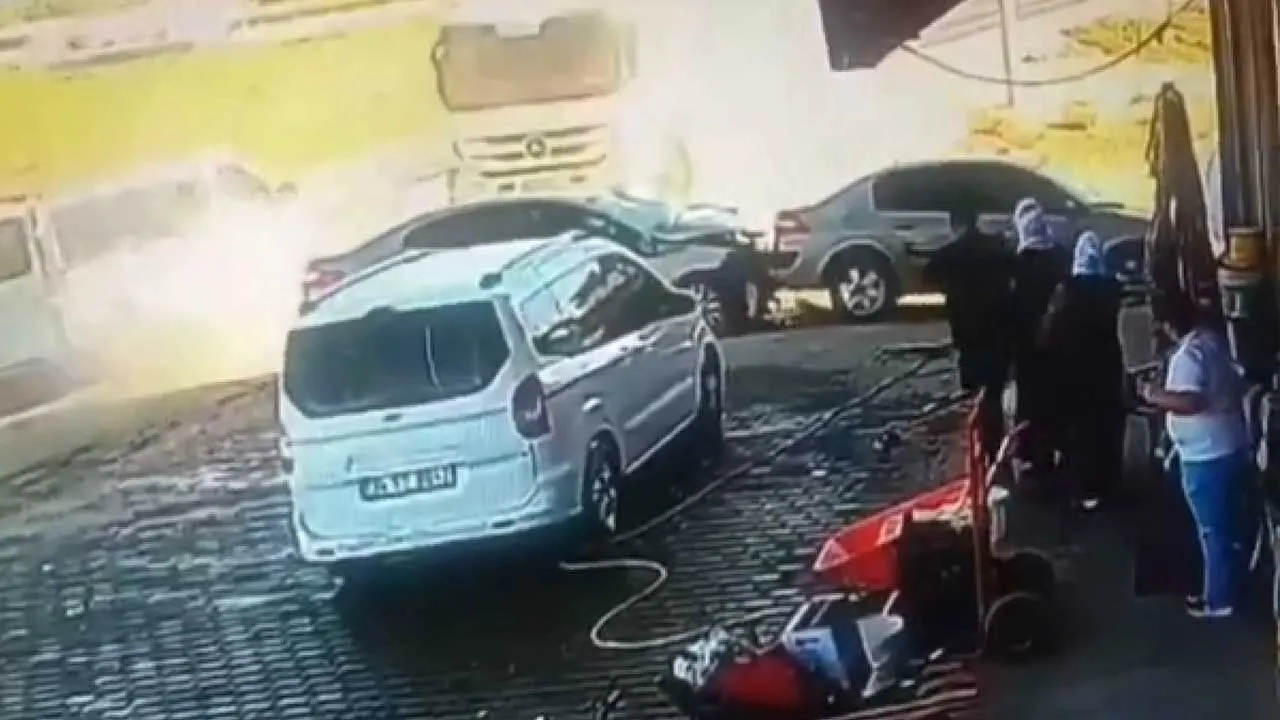 Bismil’de zincirleme kaza: 3 kişi yaralandı, o anlar kamerada!