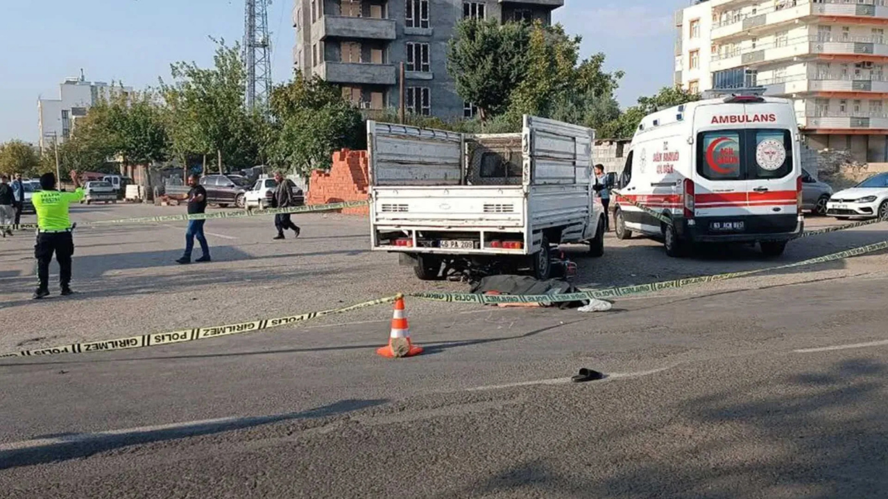 Diyarbakır’da feci kaza: Motokurye kamyonetin altında can verdi