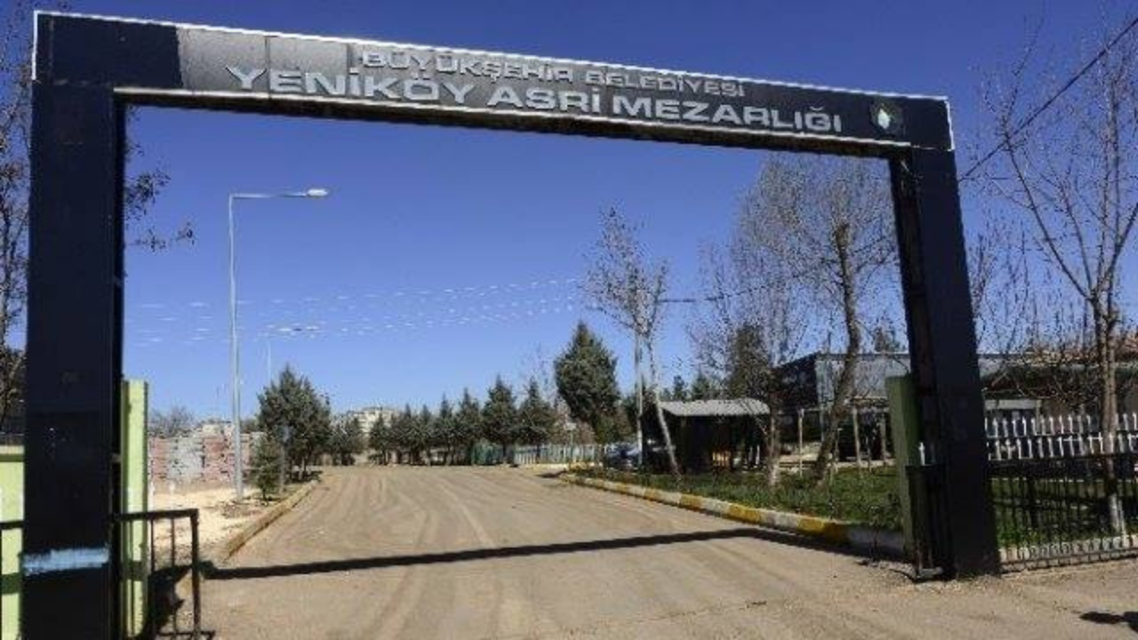 Diyarbakır mezarlığında şaşırtan keşif: Kefenlenmiş oyuncak bebek