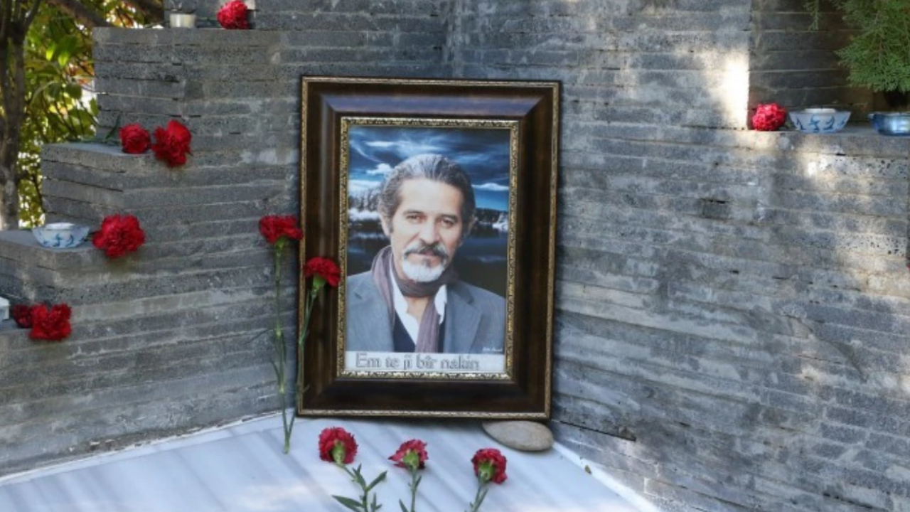 Diyarbakır’da Arjen Ari anması: Sevenleri mezarı başında buluştu