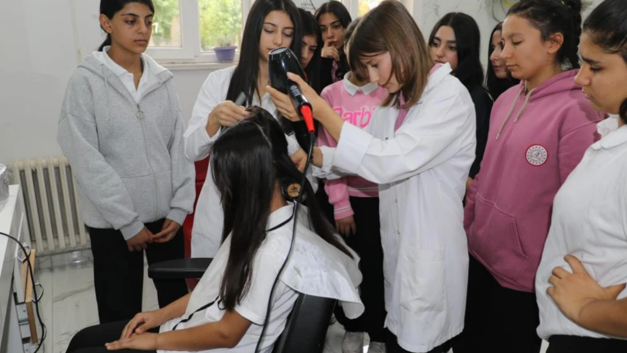 Diyarbakır’da Gençler Eğitimle Birlikte Kazanç da Sağlıyor