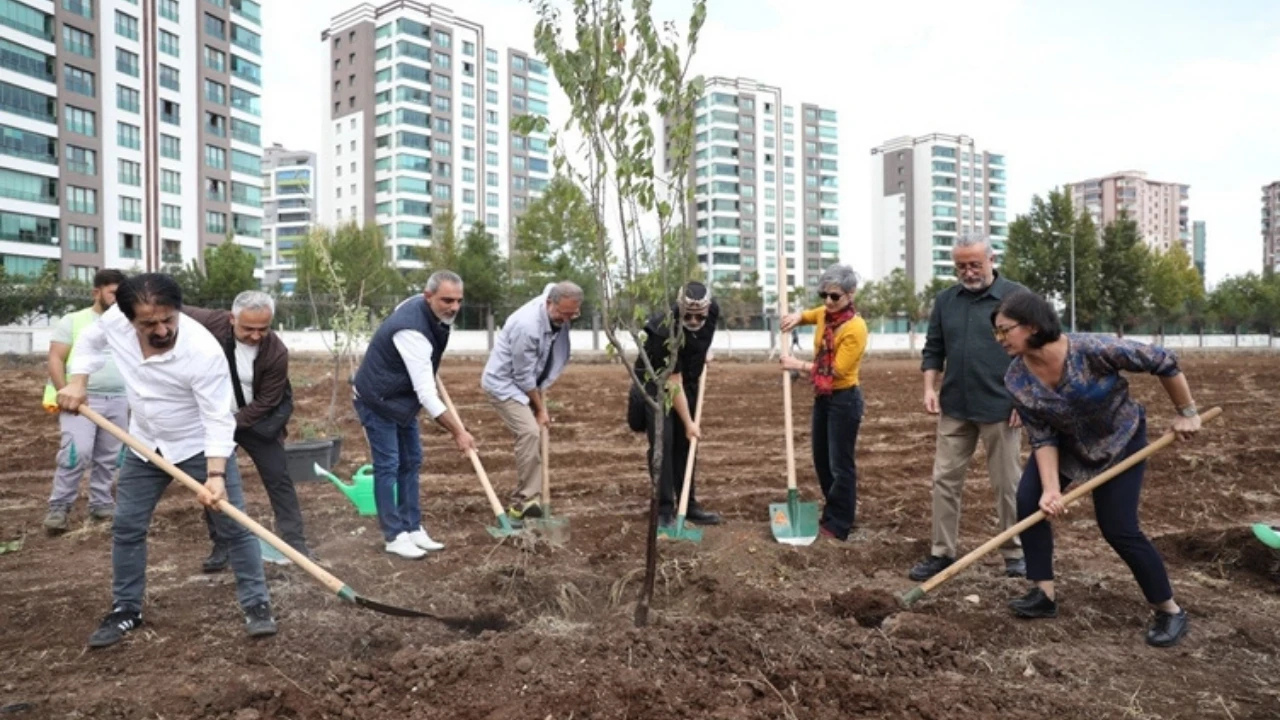 Diyarbakır’da Koma Amed yeşil alan projesine destek verdi