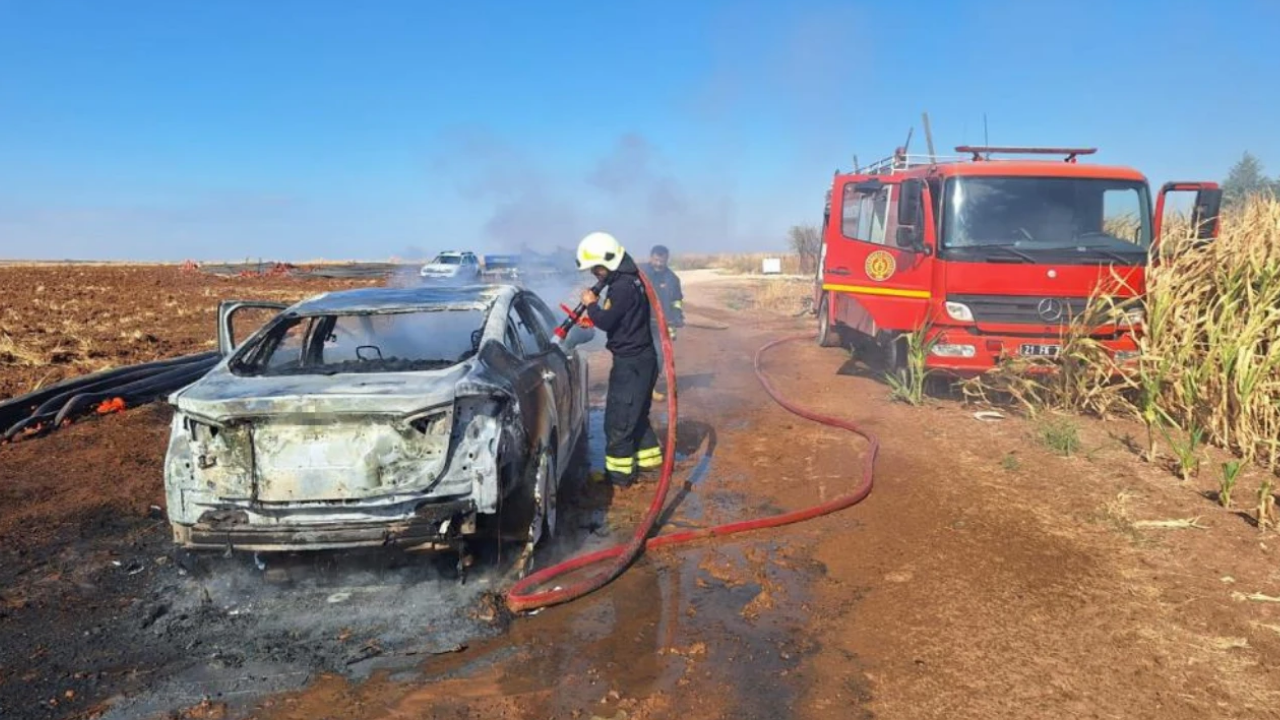 Diyarbakır’da seyir sırasında otomobil yanmaya başladı