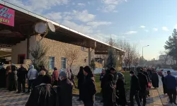 Diyarbakır'da vatandaşlar et kuyruklarında bekliyor!