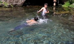 Diyarbakır'da çocuklar süs havuzlarına girmeye başladı