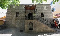 Diyarbakır Defterdar Camisi ismini nereden almıştır?