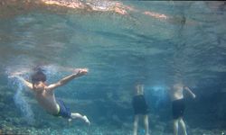 Diyarbakırlı çocuklar Anzele havuzuna girmeye devam ediyor