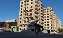 Diyarbakır’da yıkılmayan hasarlı binalar korkutuyor