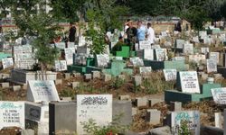 Diyarbakır'da vatandaşlar mezarlıkları ziyaret etti