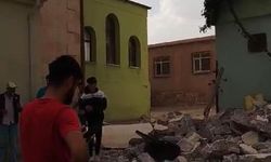 Diyarbakır Hazro’da fırtına: Minare devrildi!