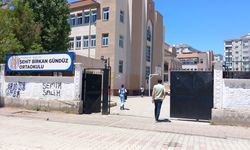Diyarbakır’da kız öğrenci okulun önünde bıçaklandı