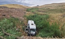 Diyarbakır'da minibüs dereye düştü: 1'i ağır 5 yaralı