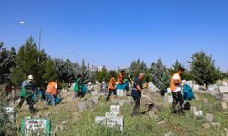 Diyarbakır’da bayram öncesi mezarlıklarda temizlik çalışması