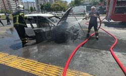 Diyarbakır’da park halindeki otomobil cayır cayır yandı