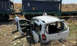Diyarbakır’da tren hafif ticari araca çarptı: 2 yaralı