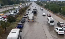 Diyarbakır'da yağmur suyu caddelerde sel oldu