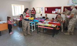 Mehmetçik’ten Dicle’deki ilkokula anlamlı ziyaret