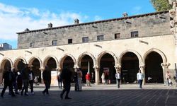 Kaliforniya’dan gelen 81 yaşındaki kadın Diyarbakır Ulu Cami’ye hayran kaldı