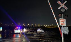 Diyarbakır Sur'da tren ile otomobil çarpıştı