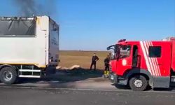 Diyarbakır karayolunda seyir halindeki tırda yangın çıktı