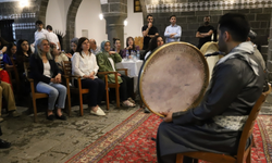 İranlı erbane sanatçıları tarihi defi Diyarbakır’a hediye etti