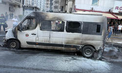 Seyir halindeki minibüs alev topuna döndü!