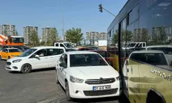 Yenişehir’de otobüs ile otomobil çarpıştı, trafik kitlendi