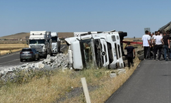 Kontrolden çıkan tır yan yattı, trafik kilitlendi