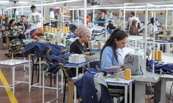 Sıfır atıkla kadınlar, geri dönüşümle çocuklar için kıyafet dikiyor