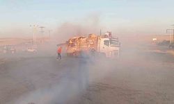Silvan'da kamyonda yangın çıktı, 15 ton saman yandı