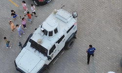 Zırhlı polis aracı çocukların merakını çekti