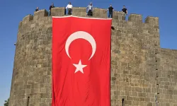 Diyarbakır surlarına bayrak asıldı: Birlik ve beraberlik mesajı verildi
