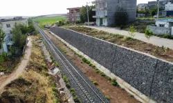 Diyarbakır’da Demir yolu duvarında güvenlik açığı: Aileler endişeli