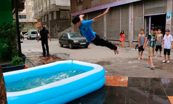 Diyarbakırlı esnaftan çocuklara serin sürpriz