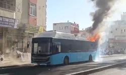 Diyarbakır’da belediye otobüsü alev alev yandı