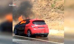 Diyarbakır’da motoru alev alan otomobil kül oldu