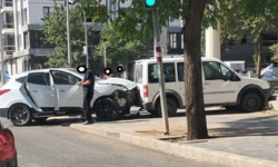 Diyarbakır’da iki araç çarpıştı maddi hasar oluştu