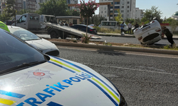 Diyarbakır’da korkutan kaza: Otomobil devrildi, 1 yaralı