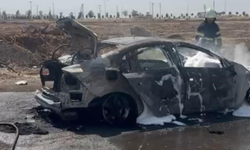Diyarbakır’da otomobil alev topuna döndü