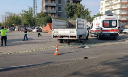 Diyarbakır’da feci kaza: Motokurye kamyonetin altında can verdi