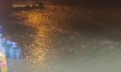 Diyarbakır’da sağanak yağış hayatı felç etti: İş yerlerini su bastı