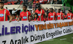 Amedspor tribünlerinden engelli farkındalığı ve dayanışma mesajı