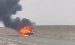 Diyarbakır’da trafikteki otomobil alev aldı