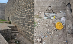 Diyarbakır’daki 500 yıllık tarihi çeşme çöplerle doldu