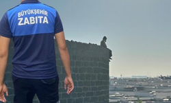 Surlara çıkan kadın, zabıtanın çabasıyla indirildi