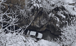Çermik’te korkutan kaza: Buzlanan yolda araç dereye düştü