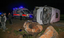 Çınar’da inşaat işçilerini taşıyan minibüs devrildi