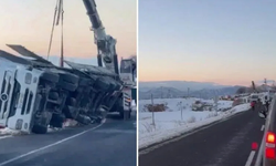 Diyarbakır-Bingöl yolunda buzlanma kazası: Tır devrildi, yol kapandı